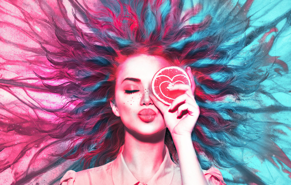 Девушка закрыла глаз кружочком апельсина