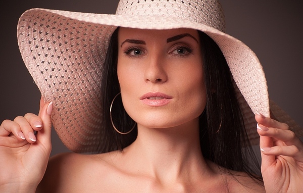 Женщина в большой розовой шляпе