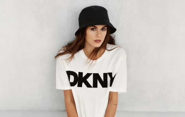 Американская модель Кайя Гербер в черной панаме у стены