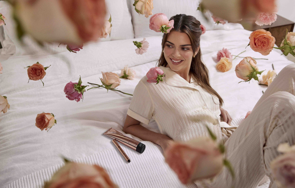 Американская модель Кендалл Дженнер на кровати с цветами