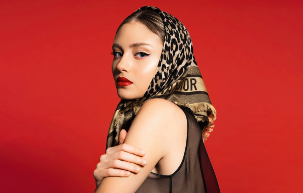 Красивая молодая девушка модель Лени Олуми Клум