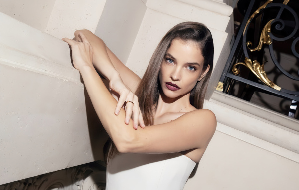 Голубоглазая красивая модель Барбара Палвин сидит на полу у дивана