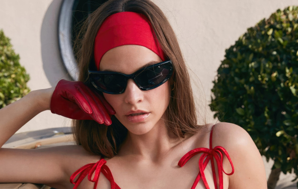 Яркая девушка в красном модель Барбара Палвин