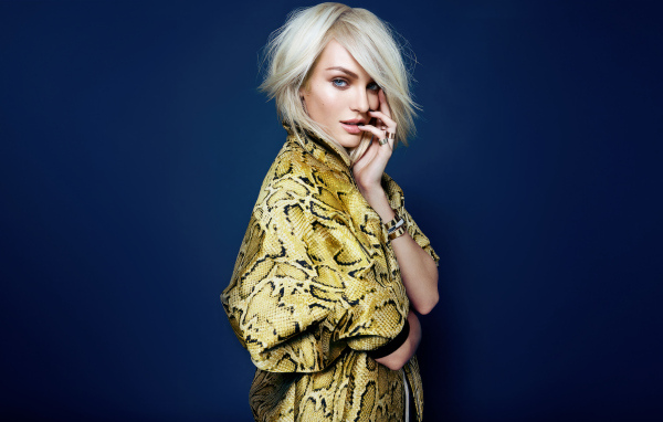 Модель Кэндис Свейнпол на синем фоне