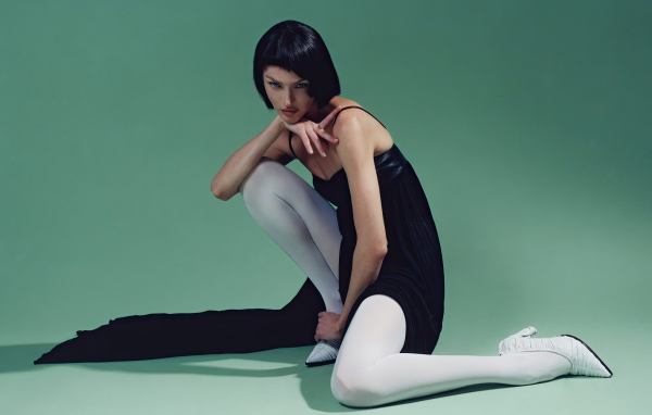 Модель Кэндис Свейнпол с короткими черными волосами