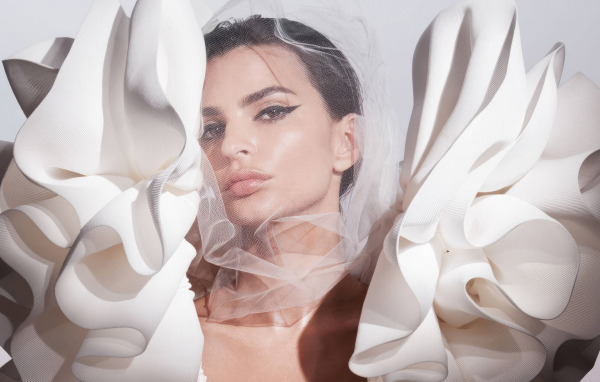 Модель Эмили Ратаковски с белой вуалью на лице