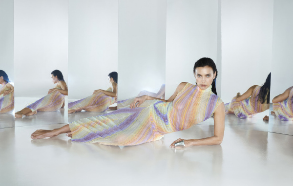 Модель Ирина Шейк в красивом платье