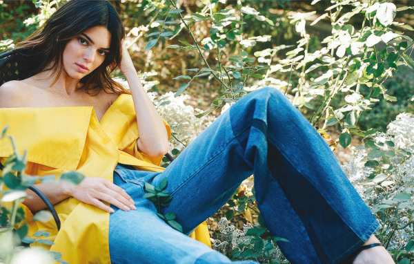 Модель Кендалл Дженнер в синих джинсах лежит на земле