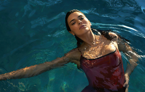 Модель Кендалл Дженнер лежит в бассейне