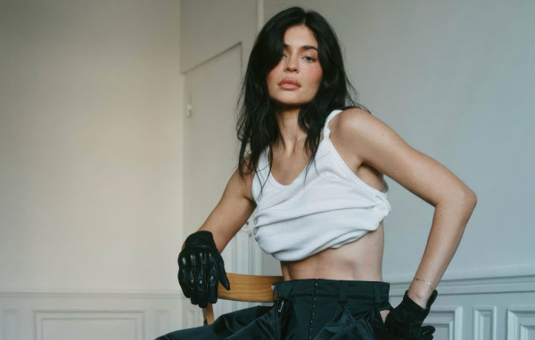 Спортивная девушка модель Кайли Дженнер