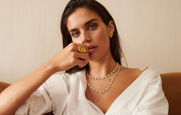 Молодая португальская модель Сара Сампайо в белом наряде