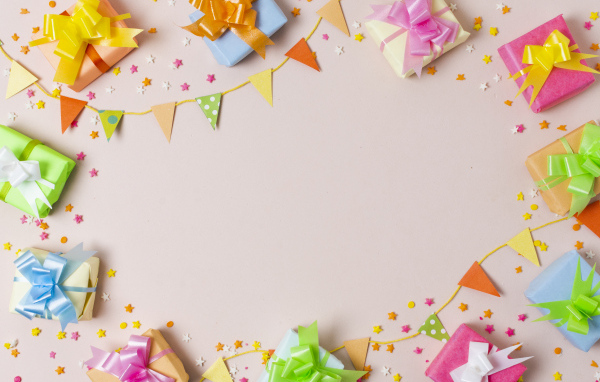 Много подарком на сером столе