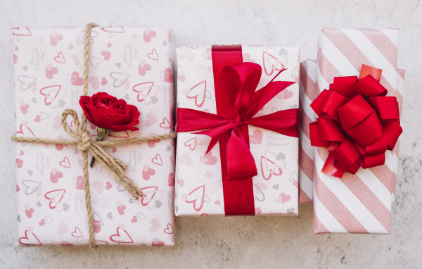 Три коробки с подарками на столе