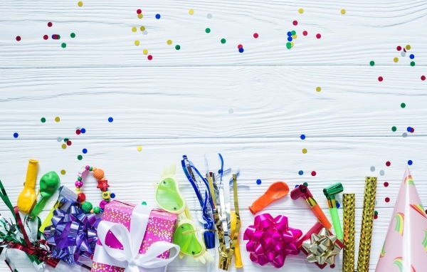 Атрибуты для дня рождения на белом фоне