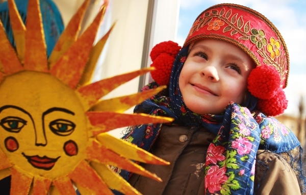 Девочка в костюме на праздник Масленица