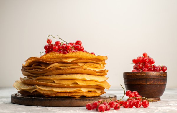 Сладкие тонкие блины с красной смородиной на Масленицу