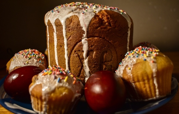 Пасхальные куличи с кексами и крашеными яйцами