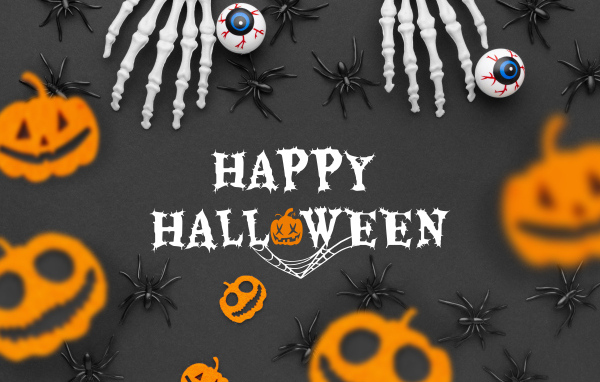 Открытка с декором на деревянном фоне на праздник Хэллоуин