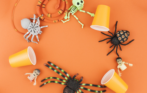 Игрушки на Хэллоуин на оранжевом фоне