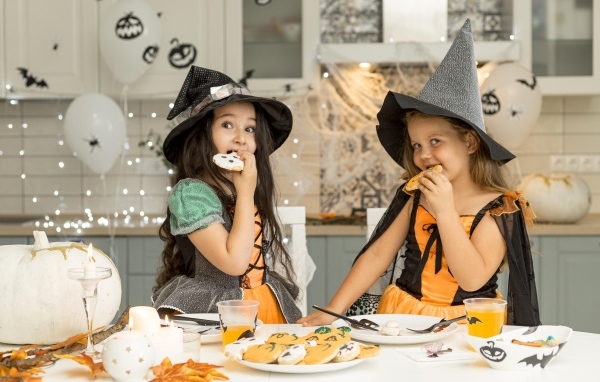 Две маленькие девочки в костюмах на Хэллоуин