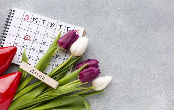 Календарь, красные туфли и букет тюльпанов на 8 марта