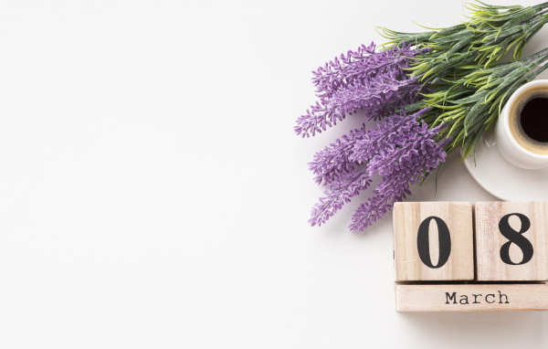 Кубики, кофе и букет цветов на белом фоне на 8 марта