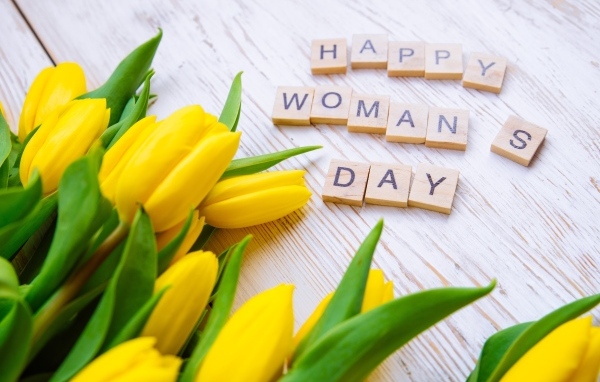 Большой букет желтых тюльпанов на Международный женский день 8 марта