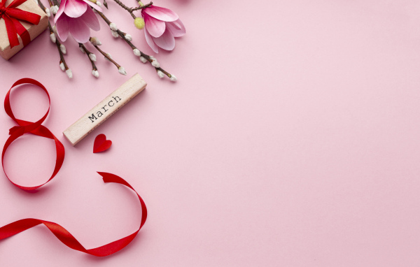 Розовый фон для открытки на 8 марта с цветами и лентами