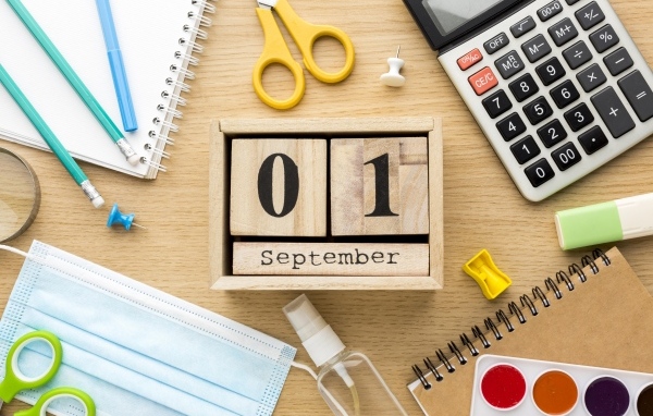 Канцелярские предметы и кубики на первое сентября