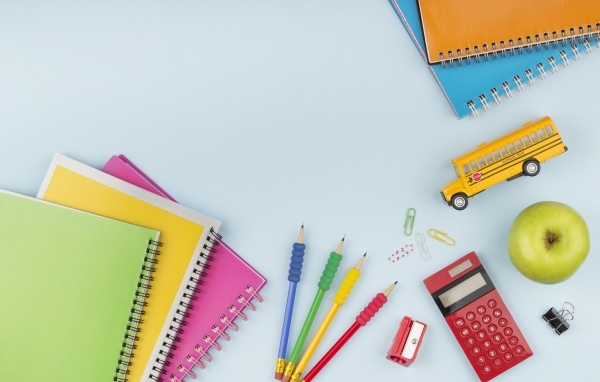 Канцелярские предметы на голубом фоне