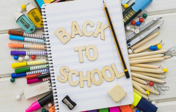 Канцелярские предметы с блокнотом и надписью 