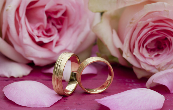 Два золотых обручальных кольца с цветами розы