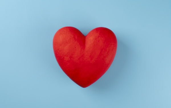 Большое красное сердце на голубом фоне