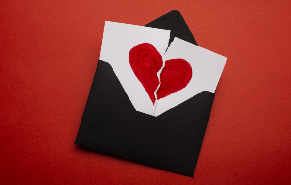 Черный конверт с нарисованным разбитым сердцем