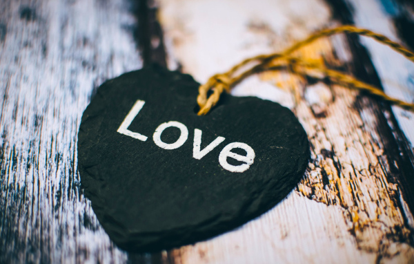 Черное каменное сердце на нитке 