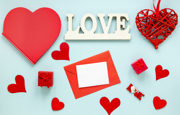 Голубой фон с красными сердцами и надписью любовь