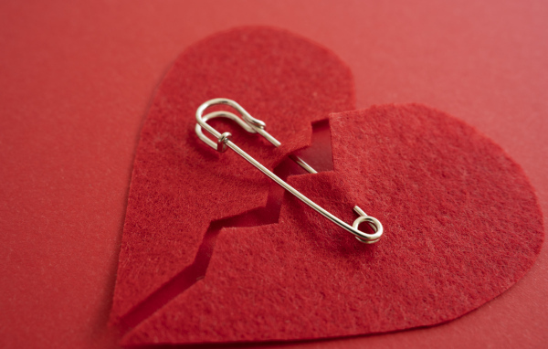 Разбитое сердце скрепили английской булавкой