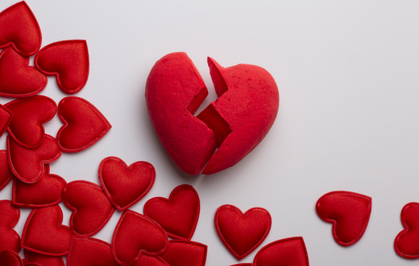 Разбитое сердце с маленькими красными сердечками