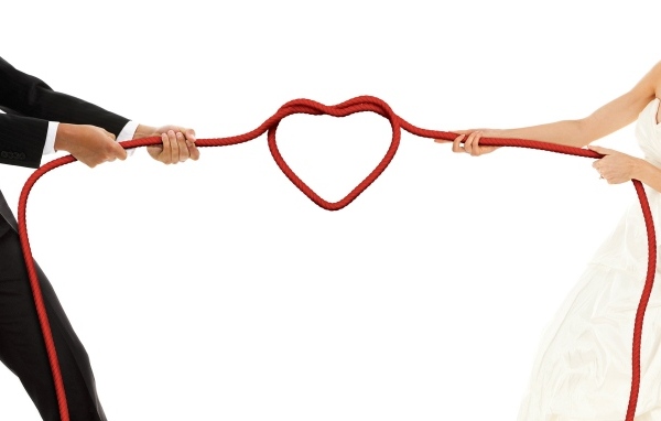 Пара тянет узел в форме сердца