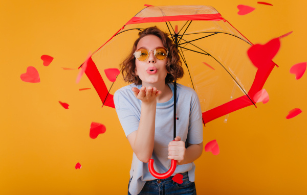 Девушка под зонтом с сердечками