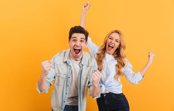 Счастливая пара на оранжевом фоне