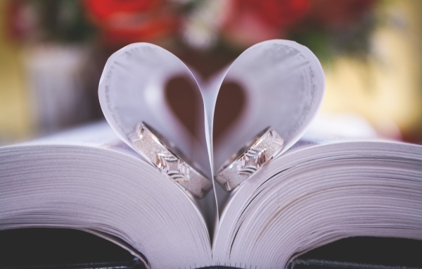 Сердце из страниц книги с кольцами