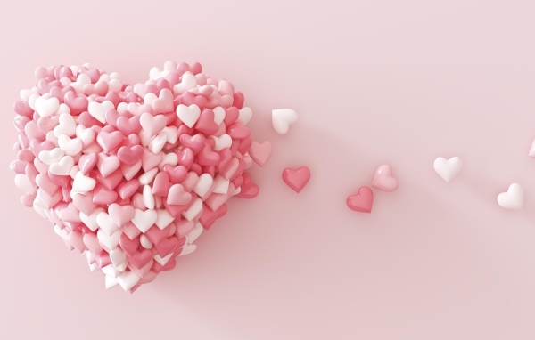 Сердце из маленьких сердечек на розовом фоне