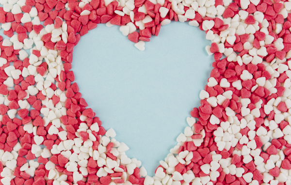 Сердце на голубом фоне из маленьких сладких сердечек