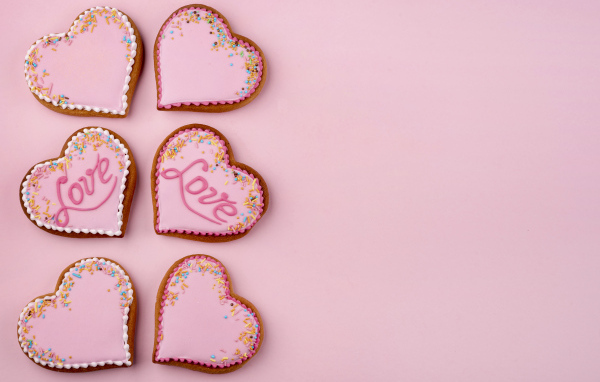 Печенье в форме сердца на розовом фоне