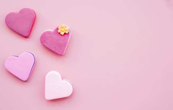 Печенье в форме сердца на розовом фоне