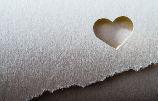 Дырка в бумаге в форме сердца