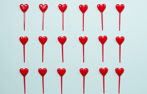 Сердечки на палочке на голубом фоне