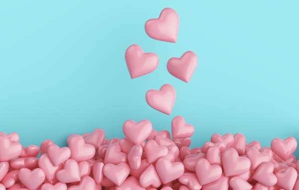 Много розовых сердечек на голубом фоне