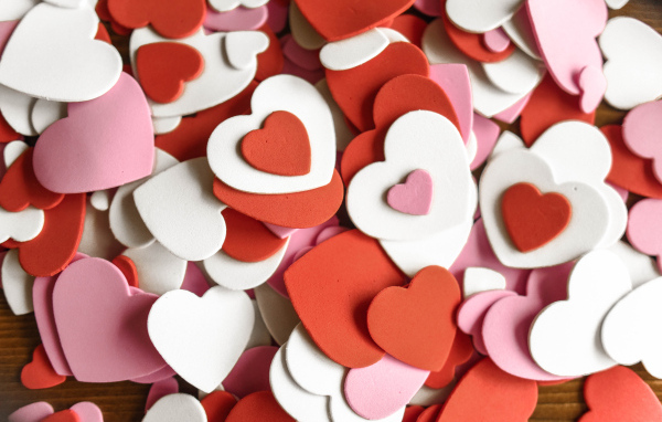 Много маленьких бумажных разноцветных сердечек